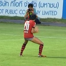 Bikin Gol lalu Copot Celana, Tawa dan Kartu Merah Hasilnya