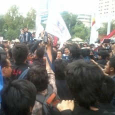 Demo Mahasiswa Trisakti di Depan Istana Bentrok, Wartawan Kena Pukul