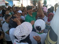 Kampanye di TPI, Cagub Hadi Prabowo Asyik Berjoget Dangdut