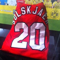 Panasi Bayern, Dortmund Pajang Jersey Solskjaer
