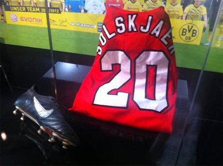 Panasi Bayern, Dortmund Pajang Jersey Solskjaer