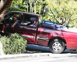 Tinggalkan Kristen Stewart, R-Patz Bawa Semua Barangnya Keluar dari Rumah