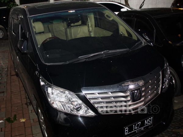 KPK Sita Alphard Milik Luthfi Hasan