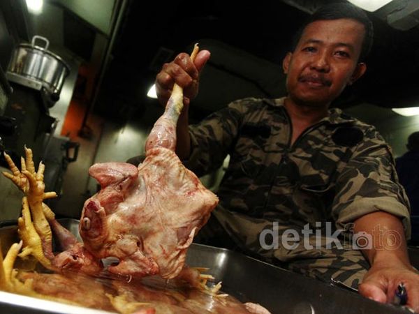 Melihat Dapur KRI Slamet Riyadi