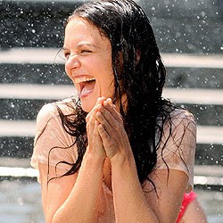 Katie Holmes Basah-basahan di Mania Days