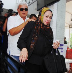 Mesra Bareng Suami, Camelia Malik Enggan Komentar Soal Perceraian