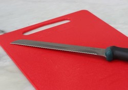 Membersihkan Noda pada Talenan