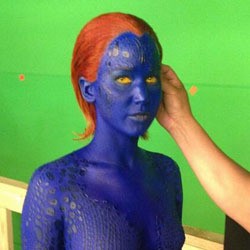 Jennifer Lawrence Dalam Balutan Cat Biru & Kulit Mystique
