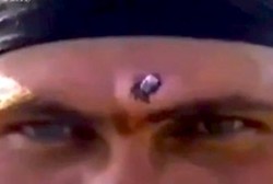 Sambil Senyum, Peluru AK-47 Dicabut dari Dahi Terminator Pakai Tang