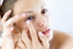 Kacamata atau Lensa Kontak, Mana yang Lebih Aman?