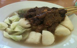 Mengobati Lapar dengan Sup Ikan Dori dan Sate Daging Kuah