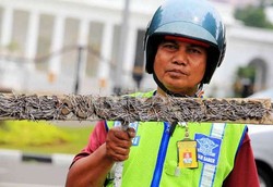 Polisi: Penebar Ranjau Paku yang Dikeroyok Warga di Roxy Tukang Tambal Ban