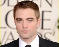 Baru Putus Cinta, Robert Pattinson Flirting dengan Wanita Lain
