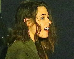 Foto: Senyum Bahagia Kristen Stewart Pasca Putus dari Robert Pattinson