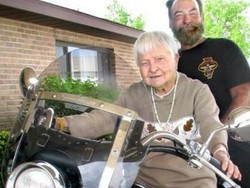 Wah! Nenek Rayakan Ultah 100 Tahun dengan Mengendarai Moge