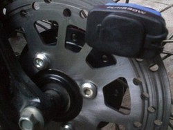 Awas, Cakram Rem Motor Bengkok Gara-gara Digembok