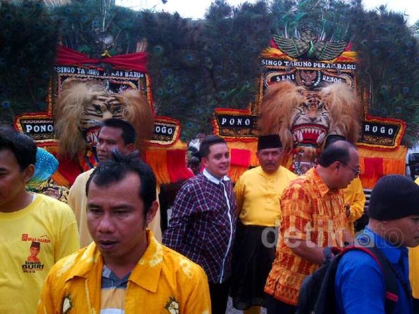 Pawai Budaya Meriahkan Pendaftaran Bakal Cagub Riau