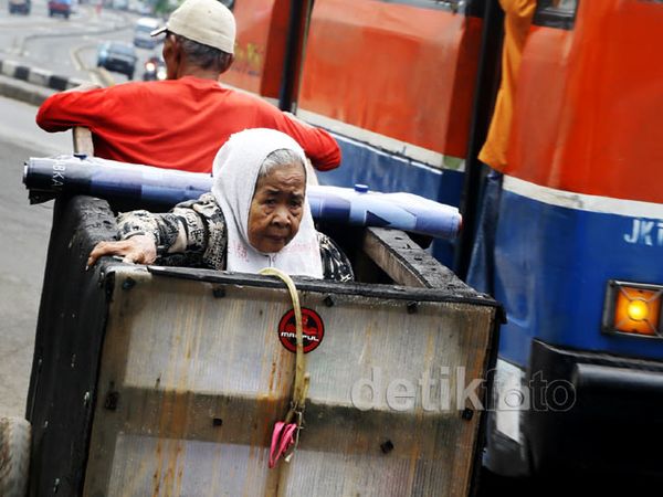 Bertahan Hidup di Usia Senja