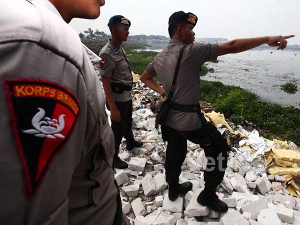 Brimob Kawal Pengerukan Waduk Pluit