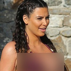 Hamil 7 Bulan, Kim Kardashian Makin Percaya Diri Berbikini