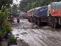 Jalan Ancol Barat 2 Rusak Parah, Tak Ada Penanggulangan