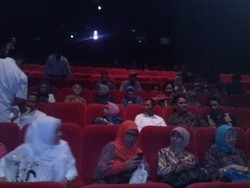 Beres Ngajar di FEUI, Dahlan Iskan Nonton Sang Kyai Bareng Istri