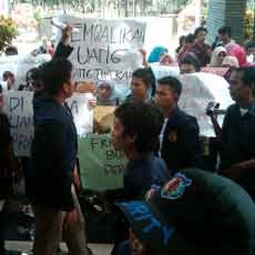 Mahasiswa Unej Demo Tuntut Pengembalian Uang Praktikum