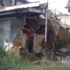 Bruk, Rumah di Jalan Moch Toha Tiba-tiba Rubuh 