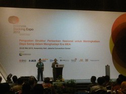 Di Depan Boediono, Para Bankir Sindir Ketidakpastian Kenaikan Harga BBM