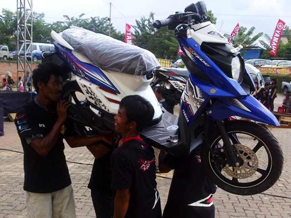 Lomba Angkat Motor Terlama
