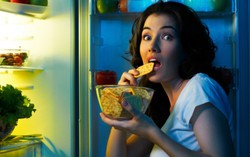 Apakah Anda Sering Makan Terlalu Cepat dan Ngemil Saat Sibuk?