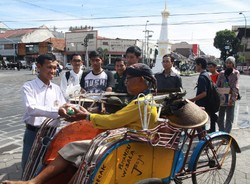 Rayakan Kelulusan, Siswa di Yogya Bagi-bagi Nasi Bungkus dan Bersepeda