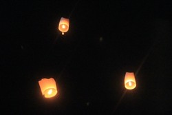 Wah, Cantiknya Ratusan Lampion Melayang di Atas Borobudur
