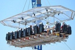 Makan Malam Sambil Digantung 50 Meter, Berani?