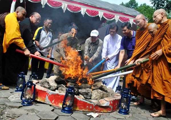 Pengambilan Api Abadi untuk Peringatan Waisak Pengambilan Api Abadi untuk Peringatan Waisak