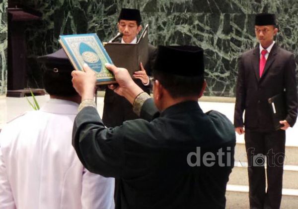 Jokowi Lantik 14 Pejabat Eselon II
