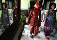 Pakaian Adat Warnai Kelulusan Siswa SMA