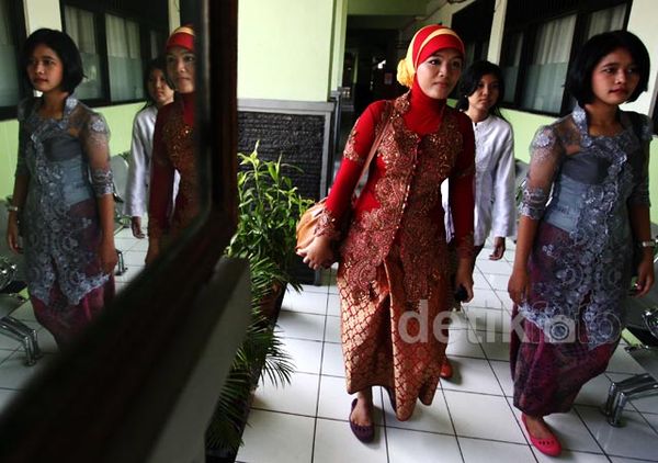Pakaian Adat Warnai Kelulusan Siswa SMA