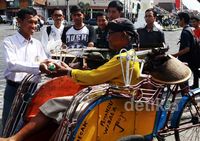 Lulus, Pelajar di Yogya Bagi-bagi Nasi Bungkus