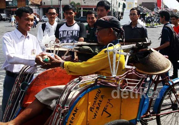 Lulus, Pelajar di Yogya Bagi-bagi Nasi Bungkus Lulus, Pelajar di Yogya Bagi-bagi Nasi Bungkus