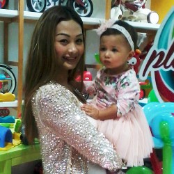 Suami Indah Kalalo Suka Ajak Anak Berenang Malam Hari