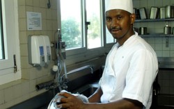 Demi Makan Gratis Orang Rela Bekerja di Restoran