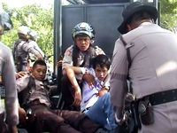 Bubarkan Konvoi Kelulusan, Seorang Polisi dan Pelajar Terluka