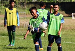 Para pemain Timnas U-14 berlatih di lapangan Kompleks POR Pelita Jaya Sawangan, Depok.