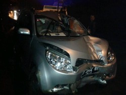 Out of control, Terios Tabrak Pohon dekat TPU UI