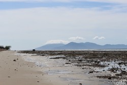 bagi yang suka wisata pantai, waspadai air surut mendadak!! 