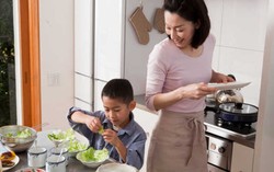 Yuk, Ajak Si Kecil Bikin Hot Dog dan Puding Cokelat yang Enak!