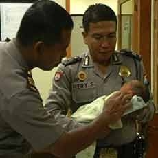 Sesosok Bayi Laki-laki Ditemukan Menangis Histeris di Pos Kamling
