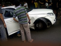 Usai Tabrak Trotoar, Pengemudi Tetap Pacu Mercy Hingga Ban Rusak