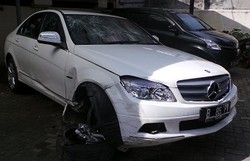 Kondisi Kaca Retak, Ini Dia Mobil Mercy yang Dirusak Pemiliknya Sendiri